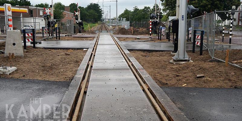 25x. Zwolle Veerallee 25 juni 2017, overweg met bovenleiding (foto Kasper Haar)