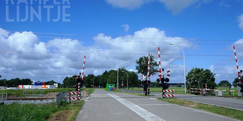 26t. IJsselmuiden 2 juli 2017, overweg Oosterlanden onder de draad (foto Kasper Haar)