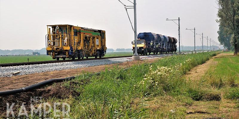 27w. Mastenbroek Bosjessteeg 7 juli 2017: stopmachine en grindtrein op weg naar Kampen (foto Kasper Haar)