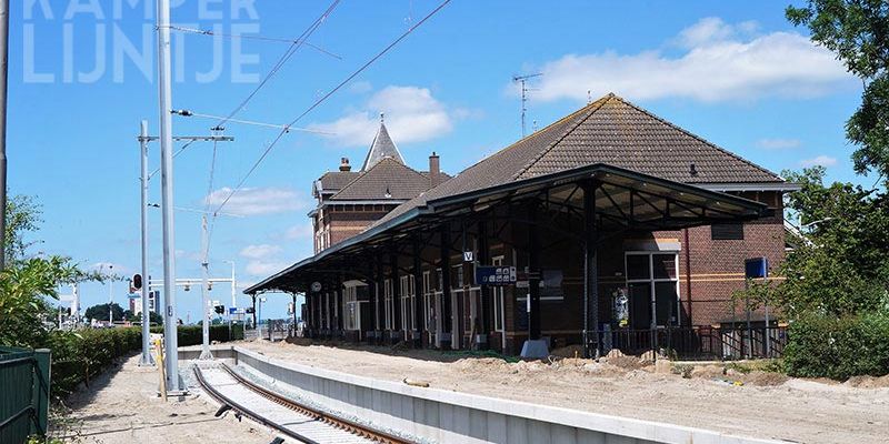 28a. Kampen 9 juli 2017, station Kampen met eindmast en bovenleiding  (foto  Kasper Haar)