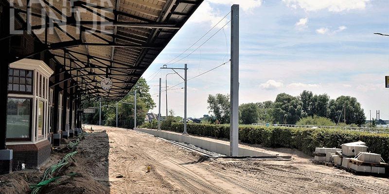 28b. Kampen 9 juli 2017, perron met eindmast en bovenleiding (foto Kasper Haar)