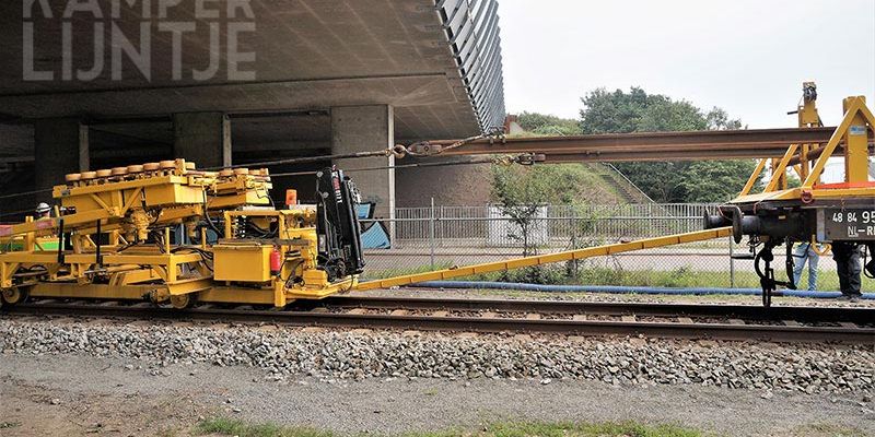 28m. Zwolle 10 juli 2017, de eerste spoorstaven worden van de spoorstaaf trein getrokken (foto K. Haar)