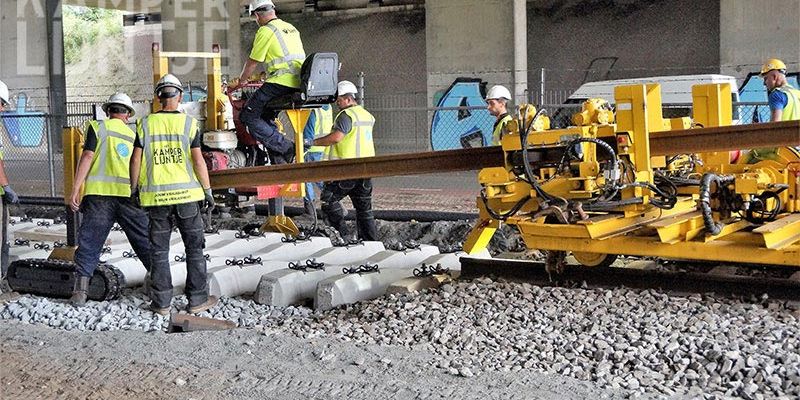 28n. Zwolle 10 juli 2017, de rails worden naar de dwarsliggers geleid (foto K. Haar)