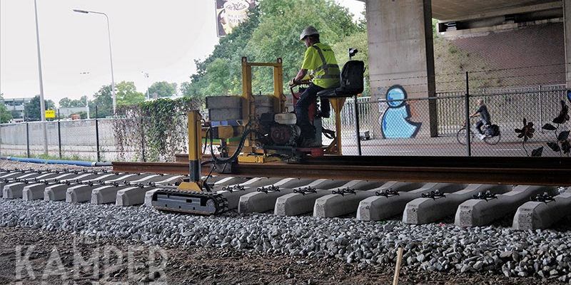 28p. Zwolle 10 juli 2017, beide rails worden naar hun bestemming geleid (foto K. Haar)