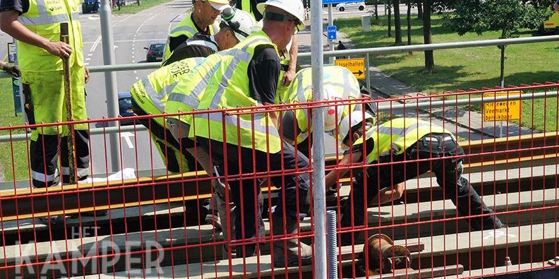 29c. Zwolle 10 juli 2017, met man en macht wordt de rail op zijn plaats gebracht (foto K. Haar)