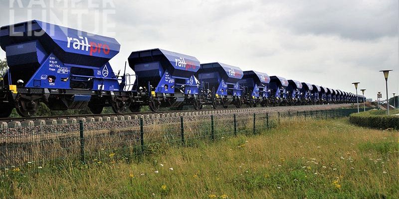 29j. Zwolle 11 juli 2017, een lange stoet van grindwagens passeert (foto Kasper Haar)