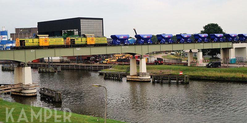29f. Zwolle 11 juli 2017, de grindtrein passeert spoorbrug Zwolle-IJsselkanaal (foto K. Haar)