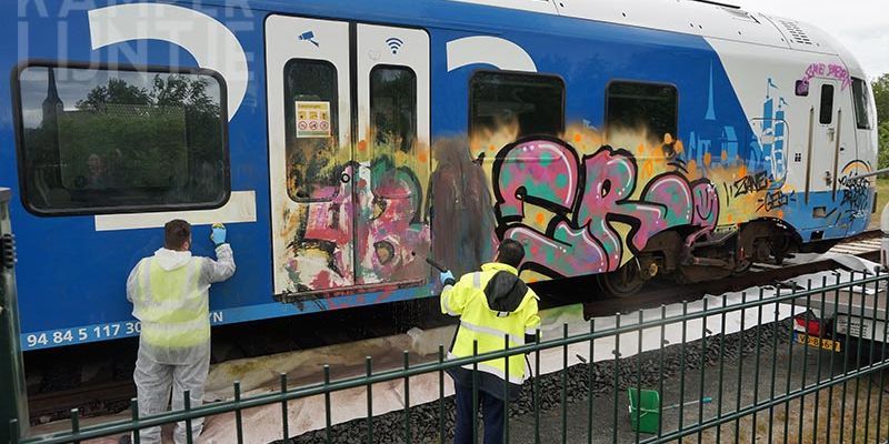 5. Kampen 7 juni 2020, de Keolis 7303 in Kampen besmeurd met graffiti wordt gereinigd (foto K. Haar)