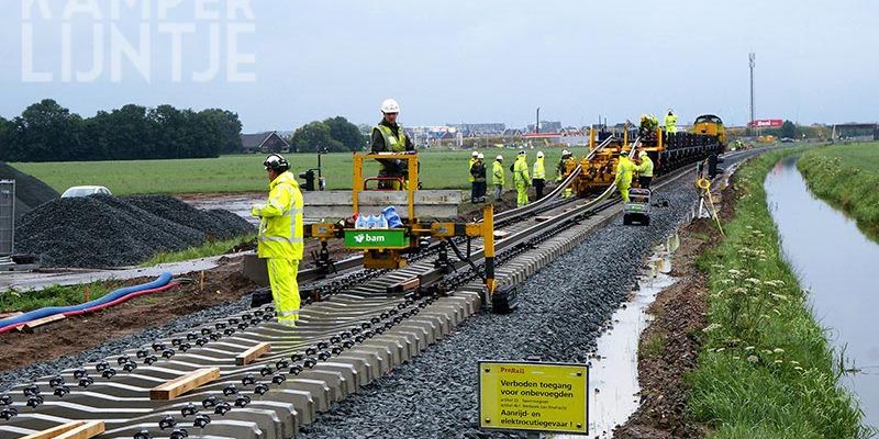 30a. Mastenbroek 14 juli 2017, het leggen van het spoor bij de overweg Stuurmansweg (foto K.Haar)