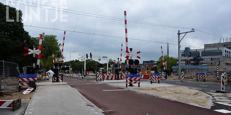 30p. Zwolle Veerallee 16 juli 2017, voorzien van nieuwe spoorbomen en borden (foto K. Haar)