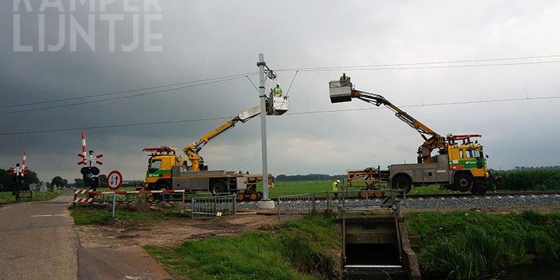 30v. Mastenbroek Bisschopswetering 16 juli 2017, de draden worden aan elkaar verbonden (foto K. Haar)