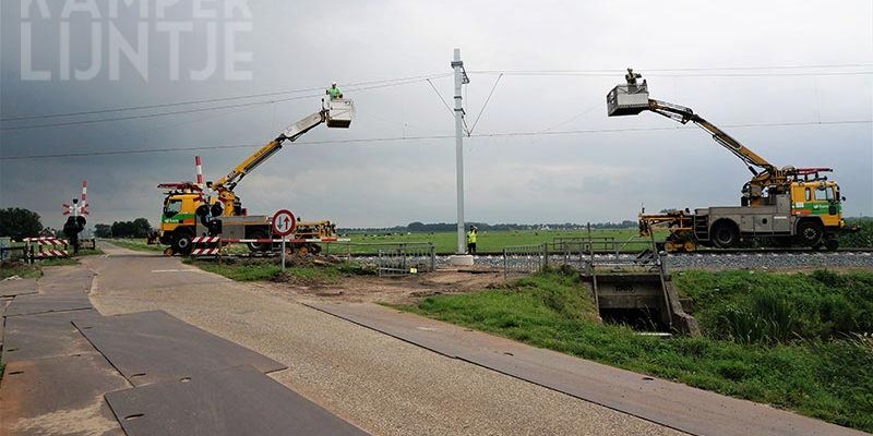 30w. Mastenbroek Bosjessteeg 16 juli 2017: de tussendraad wordt aangebracht (foto K. Haar)