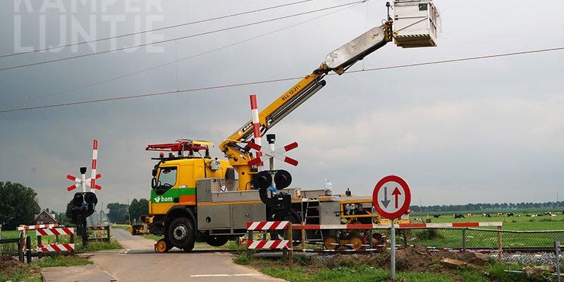 30z. Mastenbroek Bosjessteeg 16 juli 2017: de tussendraad wordt vastgezet (foto K. Haar)