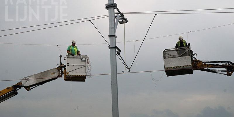 31a. Mastenbroek Bosjessteeg 16 juli 2017: de tussendraden worden vastgezet ( foto K. Haar)