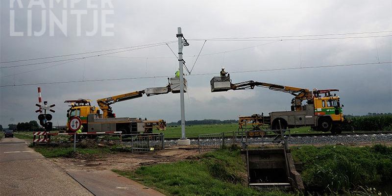 31b. Mastenbroek Bosjessteeg 16 juli 2017, de tussendraden worden vastgezet (foto K. Haar)