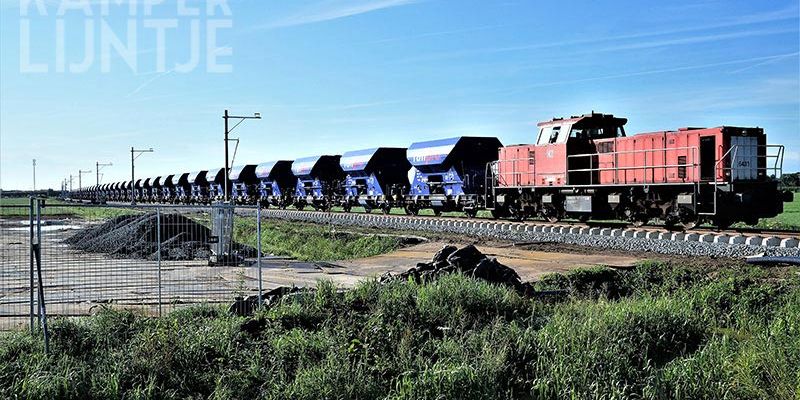 31e. Mastenbroek  17 juli 2017, een grindtrein nadert overweg Stuurmansweg (foto Kasper Haar)