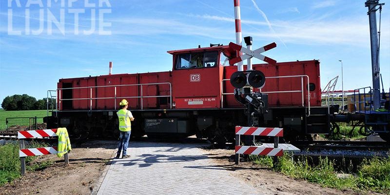 31t. Westenholte 17 juli 2017, de trein passeert overweg Scholtensteeg (foto K. Haar)