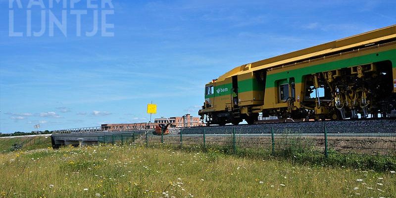 31z. Zwolle 17 juli 2017, de stopmachine nadert spoorbrug Frankhuizerallee (foto K. Haar)