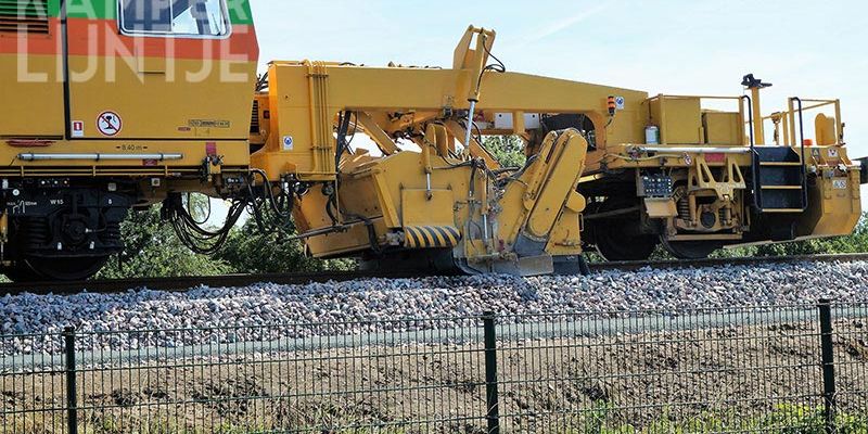 32a. Zwolle 17 juli 2017, het overtollig grind wordt opzij geschoven (foto K. Haar)