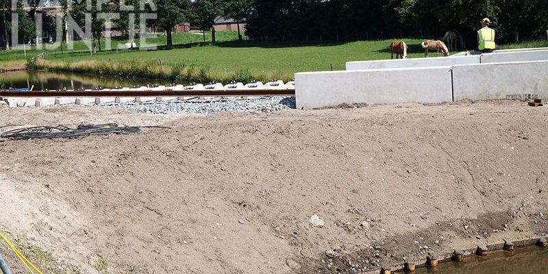 32e. Mastenbroek Bisschopswetering 17 juli 2017, de laatste 22 m spoorstaven worden gelegd (foto K. Haar)