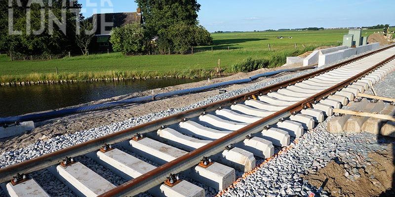 32f. Mastenbroek Bisschopwetering 17 juli 2017, de laatste spoorstaven zijn gelegd (foto K. Haar)