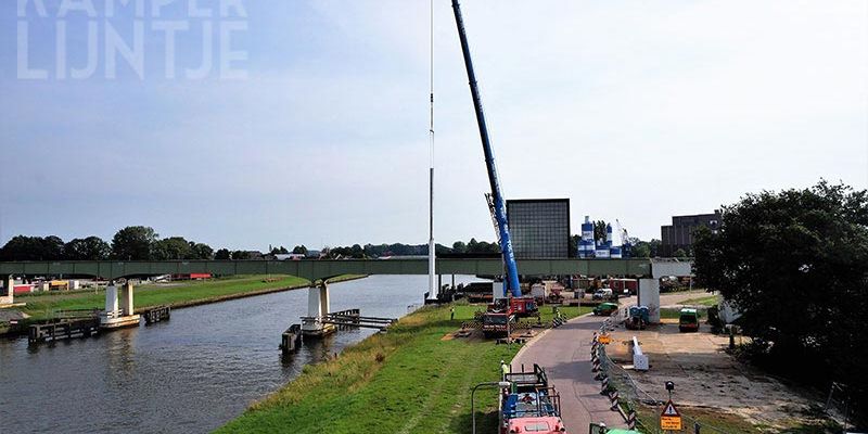 32o. Zwolle 19 juli 2017, de laatste 4 masten worden langs spoorbrug geplaatst (foto K. Haar)
