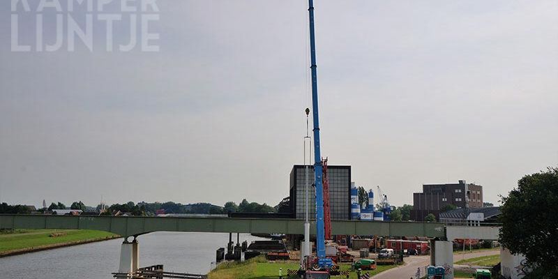 32p. Zwolle 19 juli 2017, de mast wordt op zijn plaats gezet (foto Kasper Haar)