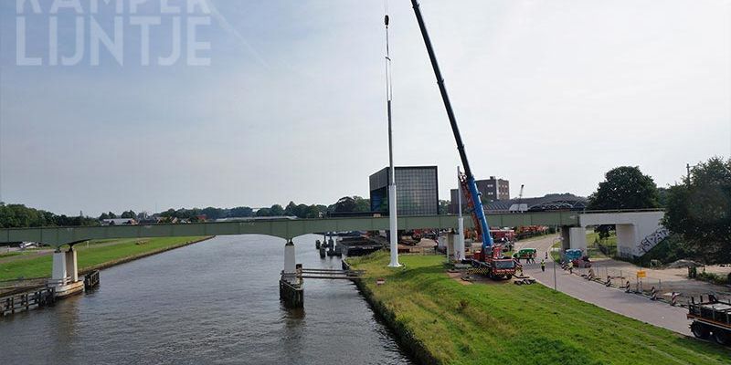 32q. Zwolle 19 juli 2017, de volgende mast wordt naar zijn plaats gehesen (foto K. Haar)