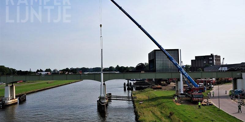 32r. Zwolle 19 juli 2017, de mast wordt op zijn plaats gezet (foto Kasper Haar)
