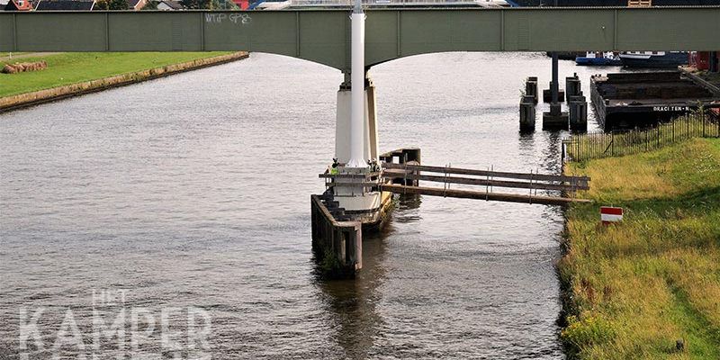32s. Zwolle 19 juli 2017, de mast wordt op de voet geplaatst (foto K. Haar)