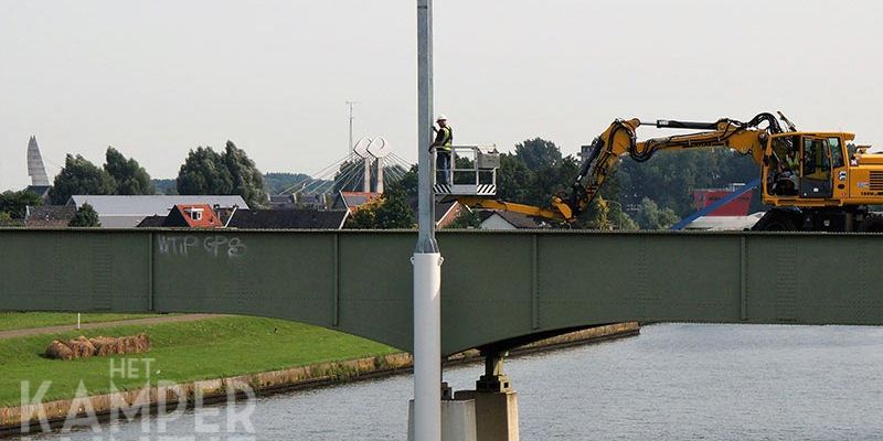 32t. Zwolle 19 juli 2017, kijken of de mast waterpas staat (foto K. Haar)