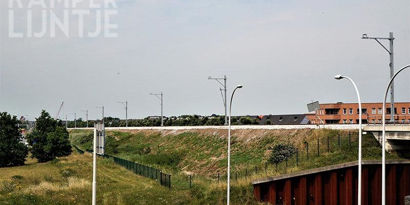 33a. Zwolle 19 juli 2017, de masten op de spoordijk zijn geplaatst (foto Kasper Haar)