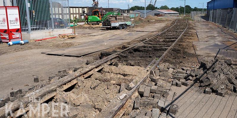 33p. Kampen 21 juli 2017, het laatste, tijdelijk gebruikte goederenspoor wordt opgebroken (foto K. Haar)