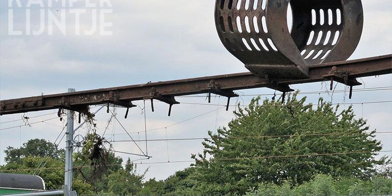 34t. Kampen 22 juli 2017, stuk rail met bouten wordt verwijderd (foto Kasper Haar)