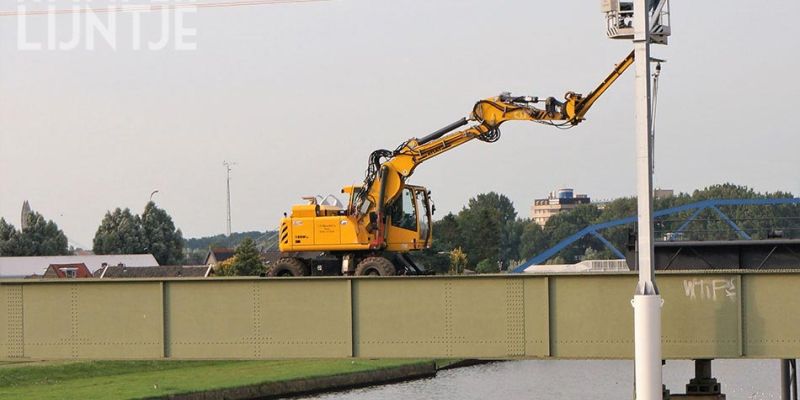 35n. Zwolle 26 juli 2017, werkzaamheden aan bedrading op spoorbrug (foto K. Haar)