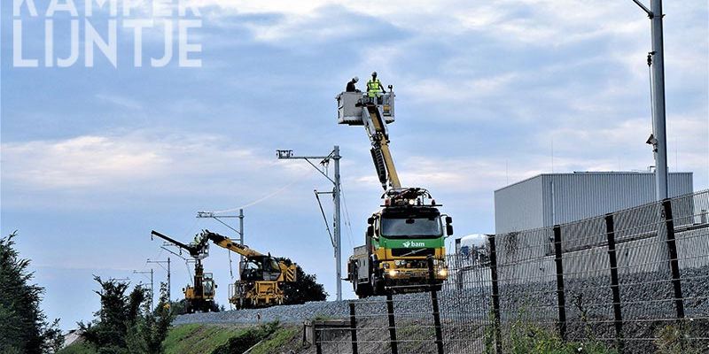 35p. Zwolle 26 juli 2017, volop werkzaamheden aan bedrading op spoordijk (foto K. Haar)