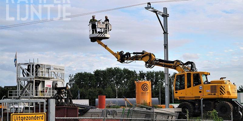 35t. Zwolle 27 juli 2017, aanbrengen ophangdraden ter hoogte van bouw station Stadshagen (foto K. Haar)