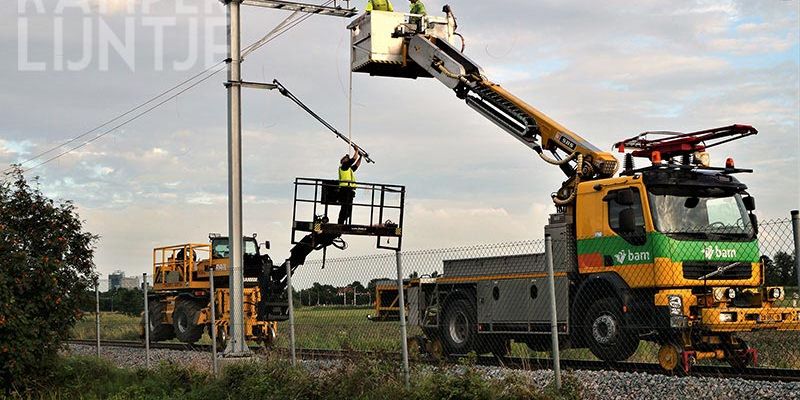 35u. Zwolle Stadshagen 27 juli 2017, de zijwaartse arm wordt vastgezet (foto Kasper Haar)