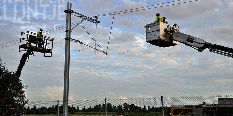 35v. Zwolle Stadshagen 27 juli 2017, de ophangdraad wordt aangebracht (foto Kasper Haar)