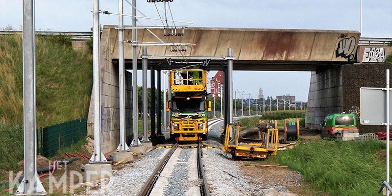 36d. Zwolle Scholtensteeg 28 juli 2017, het trekken van rijdraden onder N331 (foto Kasper Haar)