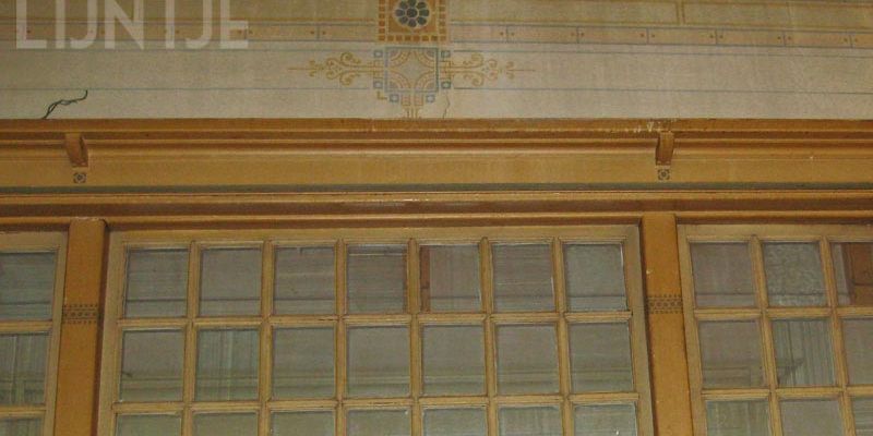 De beschilderingen zijn geschilderd door E.J. Bruins uit Kampen