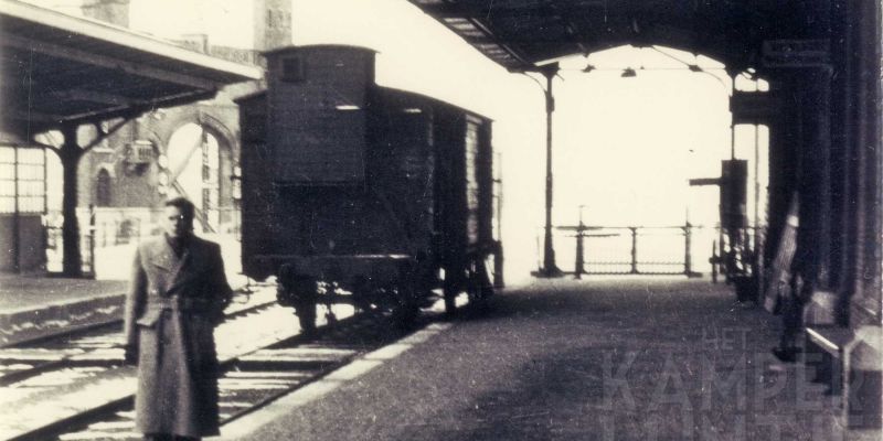 Kampen ca. 1948, stationsbeambte Van Smirren op het perron in Kampen (coll. K. Haar)