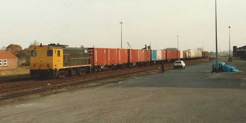 IJsselmuiden december 1985, aankomst loc. NS 2257 met containertrein in Kampen (foto Jan Dul)
