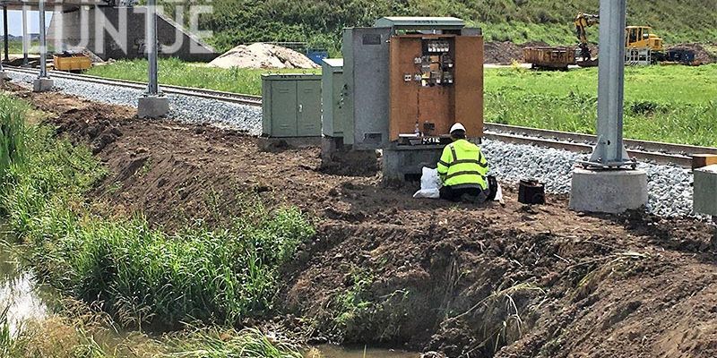 37f. Westenholte Scholtensteeg 11 augustus 2017, de bekabeling overweg wordt aangesloten (foto K. Haar)