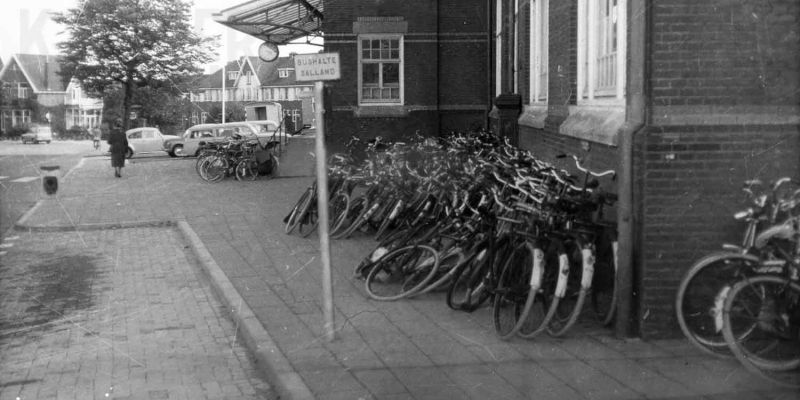 Kampen. Jaren zestig rommelig aanzicht stationsplein. (foto: Kees Schilder)