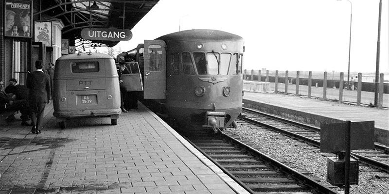 6f. Kampen 19 april 1963, perron Kampen met een onbekende DE2 (foto Jacob H.S.M. Veen)