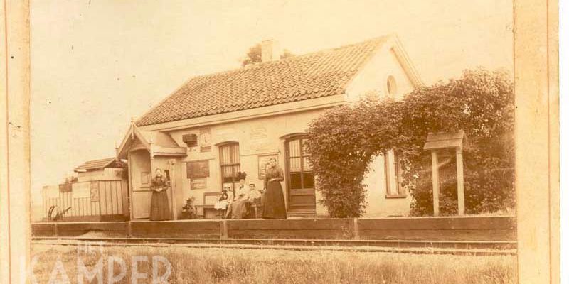 Haltechef Lieze Kampen met haar zuster Jo bij halte Mastenbroek