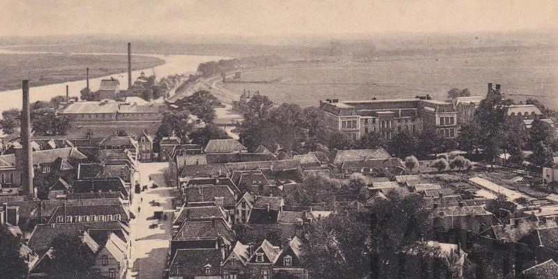 5e. Kampen jaren twintig, luchtfoto met midden/boven station Kampen Zuid (coll. K. Haar)