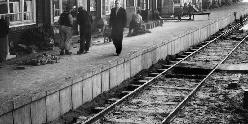 6c. Kampen april 1962, ophoging perron (foto Kees Schilder)