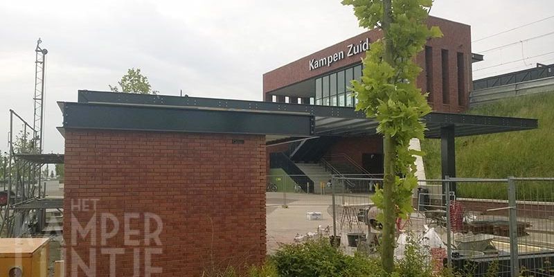 11. Kampen Zuid 11 juni 2016: de bouw van een kiosk voor het station vordert (1).